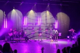 С нестихващи аплодисменти публиката в Бургас приветства Лили Иванова