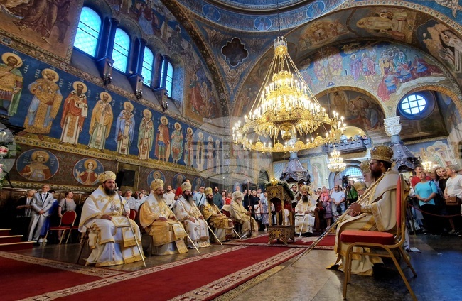 Храм "Св. великомъченица Неделя" - празник - света литургия