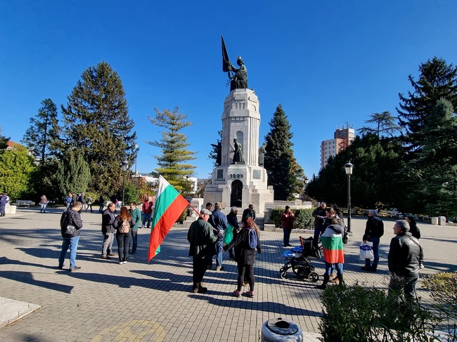 Жители на Велико Търново, Свищов и Горна Оряховица се включиха в инициативата "Общобългарски поход за мир и неутралитет"