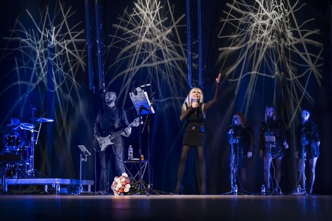 С нестихващи аплодисменти публиката в Бургас приветства Лили Иванова