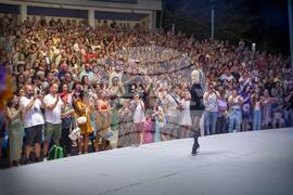 С нестихващи аплодисменти публиката в Бургас приветства Лили Иванова