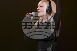 С нестихващи аплодисменти публиката в Бургас приветства Лили Иванова