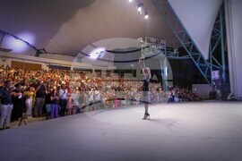 С нестихващи аплодисменти публиката в Бургас приветства Лили Иванова