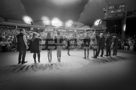 С нестихващи аплодисменти публиката в Бургас приветства Лили Иванова