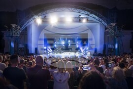 С нестихващи аплодисменти публиката в Бургас приветства Лили Иванова