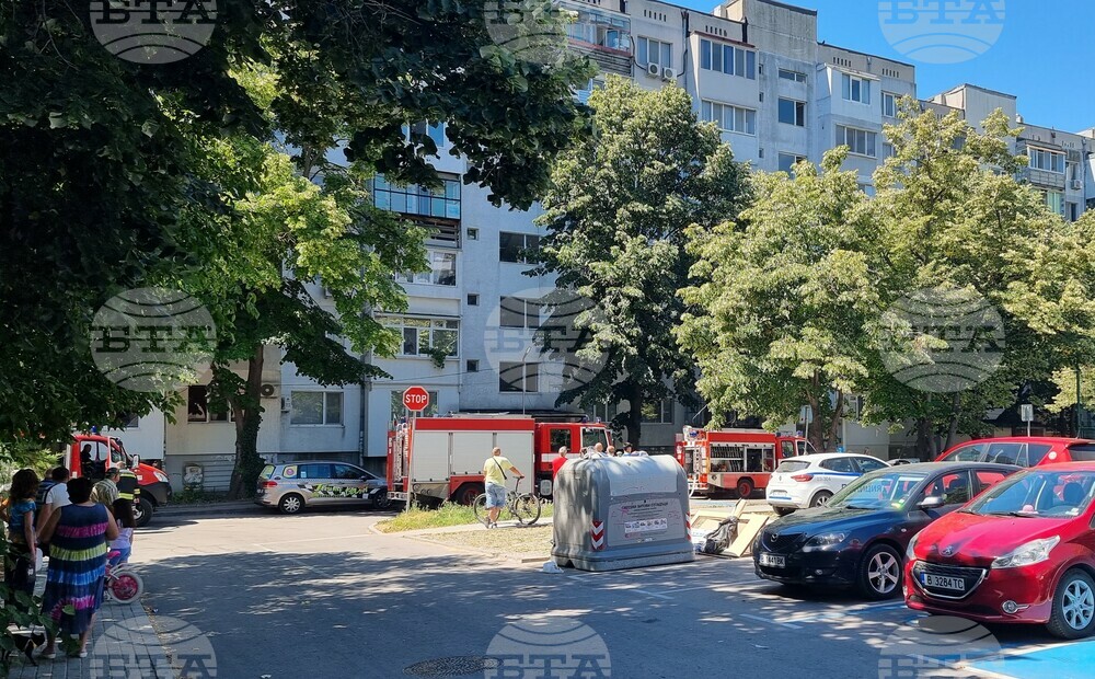 Двама души пострадаха леко при пожар в жилищен блок във Варна