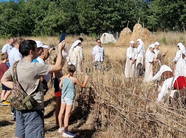 Възстановка на традиционната жътва бе направена във фолклорна къща музей „Гърнатскине конаци“ край Момчилград