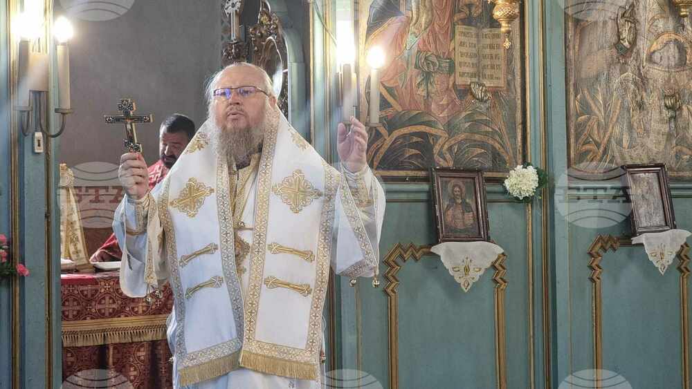 Русенският митрополит Наум отслужи света литургия в църквата "Св. Николай Чудотворец" в Тутракан