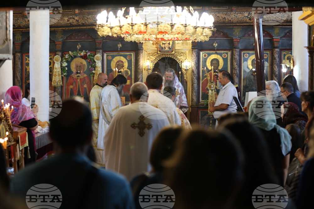 Сатовча - храм „Света великомъченица Неделя“ - света литургия