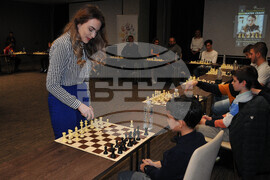 Бургас - благотворителен шахматен сеанс - Нургюл Салимова
