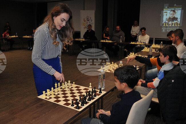 Бургас - благотворителен шахматен сеанс - Нургюл Салимова