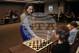 Бургас - благотворителен шахматен сеанс - Нургюл Салимова