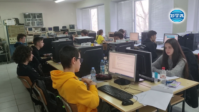 Българските състезатели спечелиха пет златни медала на международния турнир по информатика в Шумен