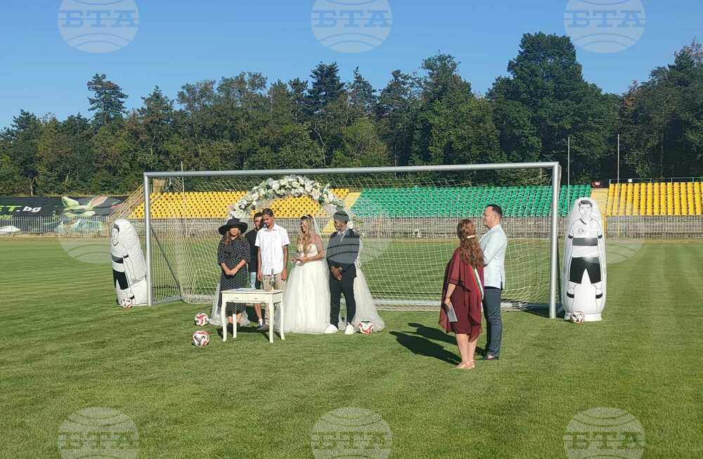 Бразилски футболист на Добруджа се венча на стадион "Дружба", кметът води ритуала