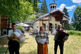 Село Славейно - Параклис „Света Неделя" - литургия - празник