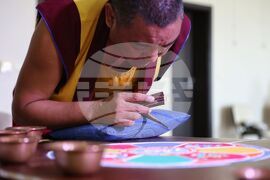 Бургас - тибетска пясъчна мандала - демонстрация