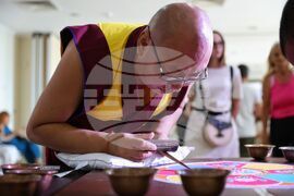 Бургас - тибетска пясъчна мандала - демонстрация