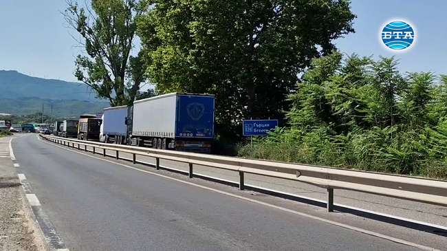 Около километър е колоната от автомобили преди обяд на граничния пункт "Кулата"