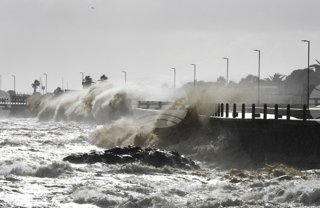 Буря нанесе щети на гръцкия остров Корфу, в движението на фериботите в страната има смущения заради бурни ветрове