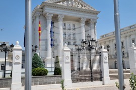 Република Северна Македония - метална ограда пред правителството