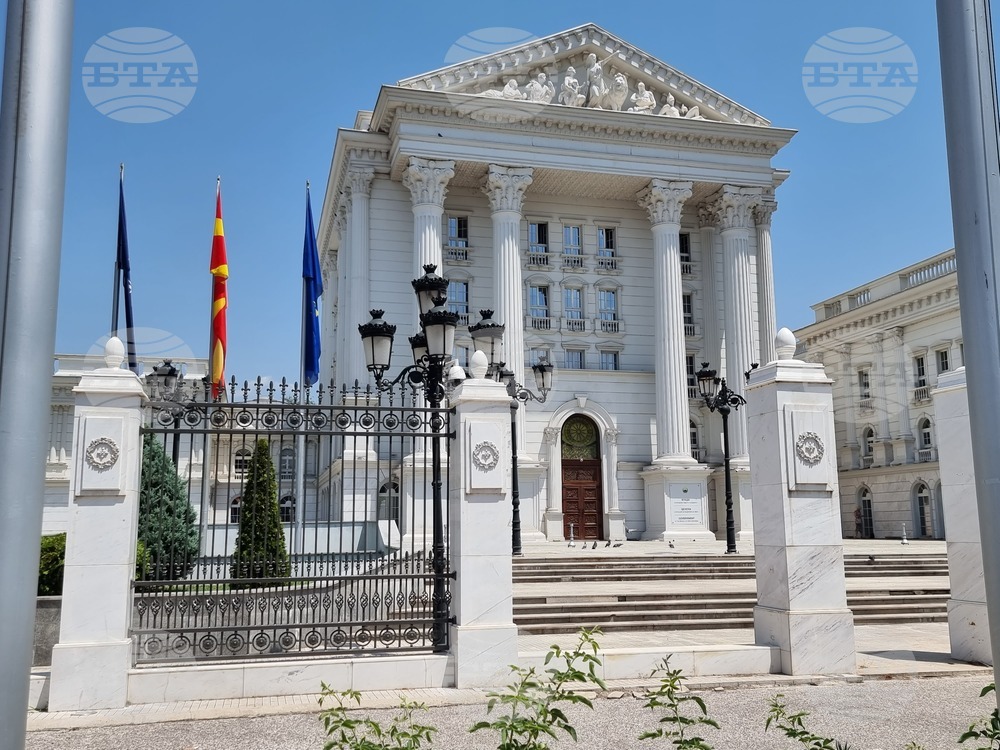 Република Северна Македония - метална ограда пред правителството