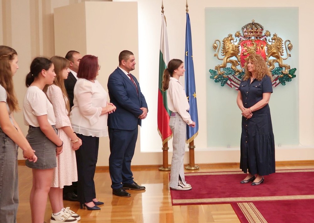 Вицепрезидентът Йотова посрещна на „Дондуков“ 2 украински ученици и учители с български произход