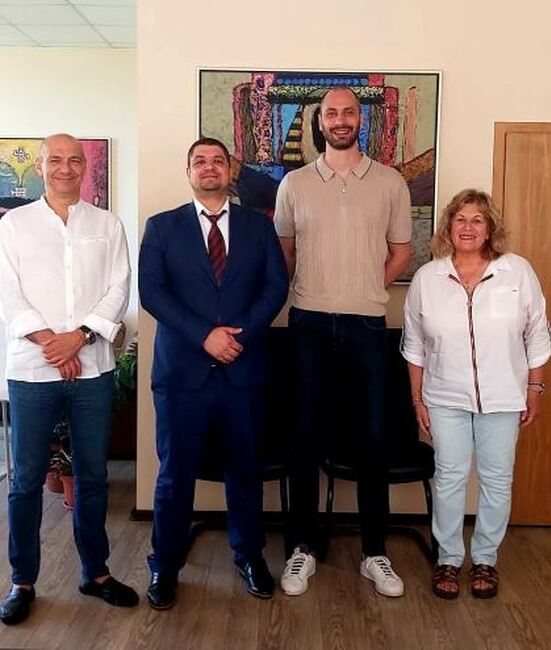 Ректорът на ЮЗУ „Неофит Рилски“ и най-успешният български волейболист Матей Казийски проведоха среща за бъдещо сътрудничество