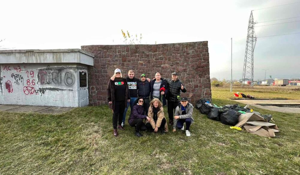 Възраждане: Членове на „Възраждане - Люлин“ почистиха военното гробище в Ниш, Сърбия, и го направиха вместо държавата
