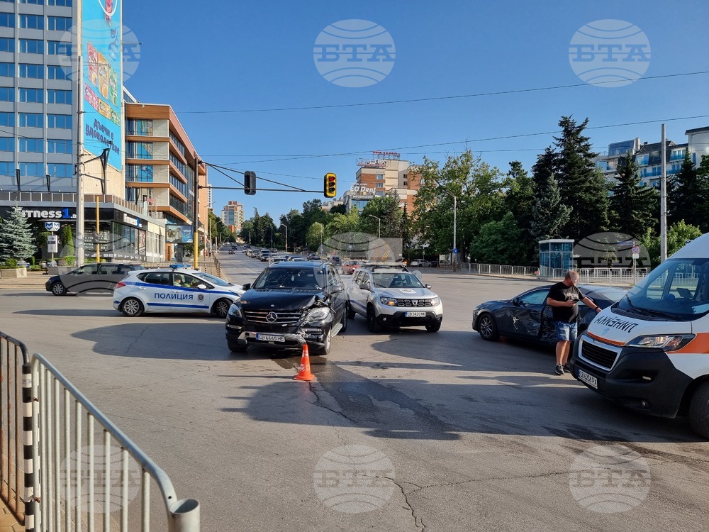 Катастрофа затруднява движението на кръстовището при хотел „Хемус“ в София