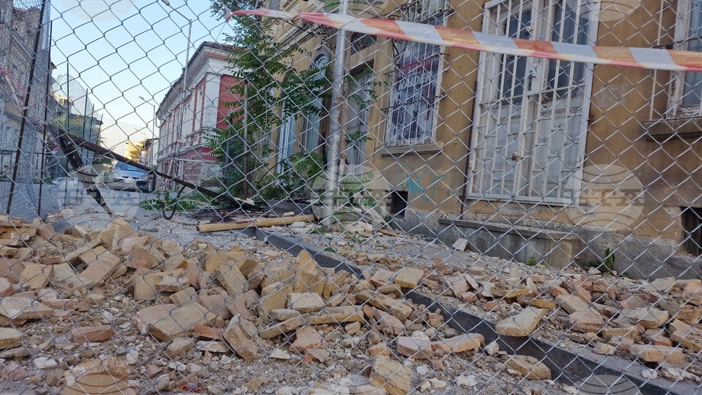 Поради ново срутване на къщата на ул. "Цар Освободител" 125 в Шумен се създава организация за затваряне на движението в участъка