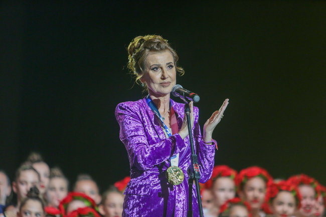 Президентът на БФХГ Илиана Раева към ансамбъла за девойки: "Златото много ви отива, но и среброто е голямо признание за силата ни"