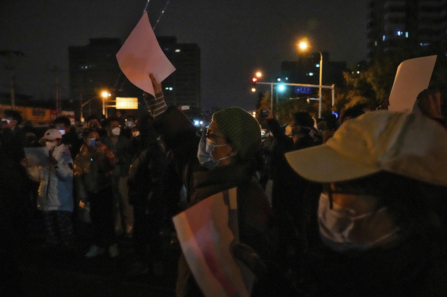 Демонстрациите в Китай са някак предреволюционни, пише британският в. "Индипендънт"