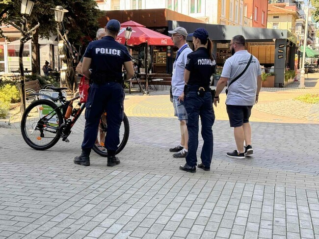 Полицаи и общински служители в Казанлък контролират спазването на забраната за каране на тротинетки и колела в централната градска част