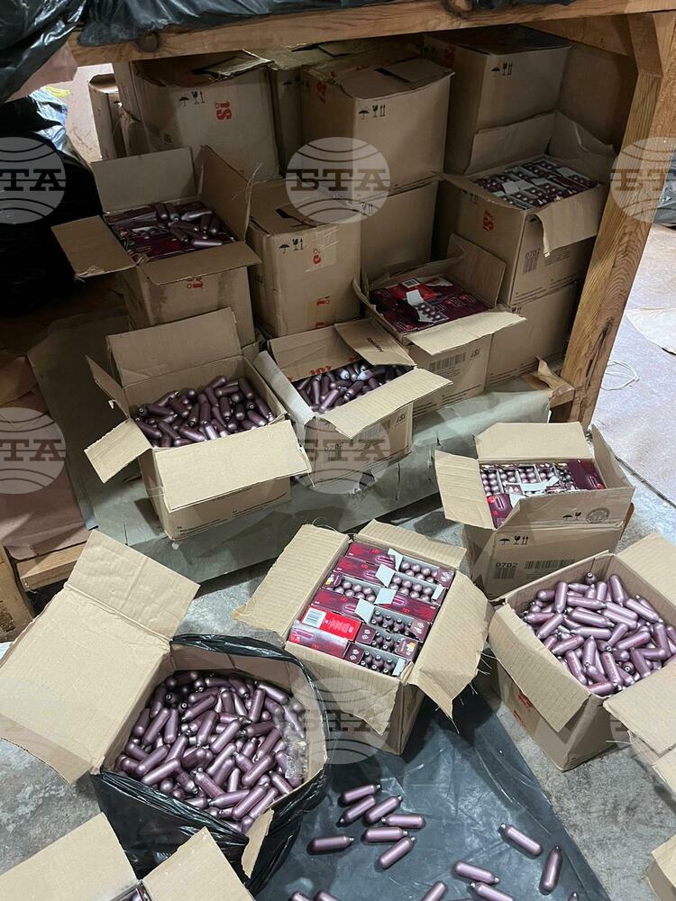 Полицаи заловиха младеж с 372 флакона с райски газ в Русе
