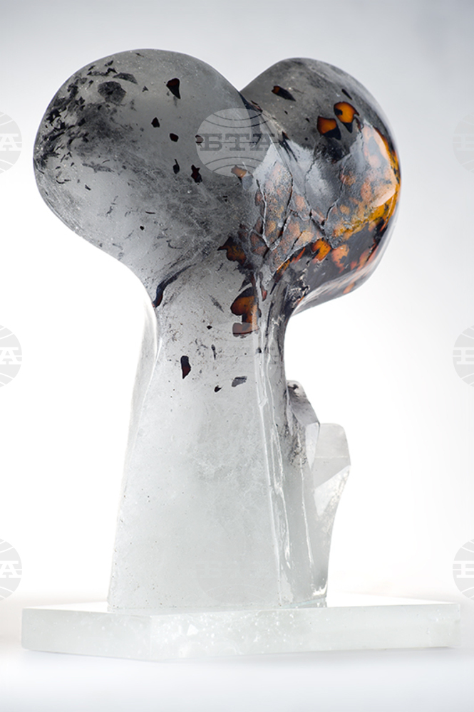 Exhibition by Angelina Pavlova Explores Loneliness and Freedom through Glass Sculptures