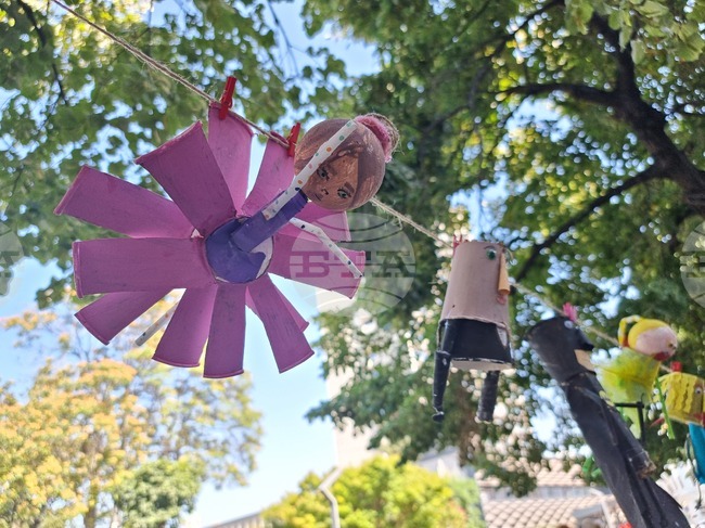 Лятната академия за деца и ученици към филиала на НХА в Бургас организира днес благотворителен базар "Деца помагат на деца"