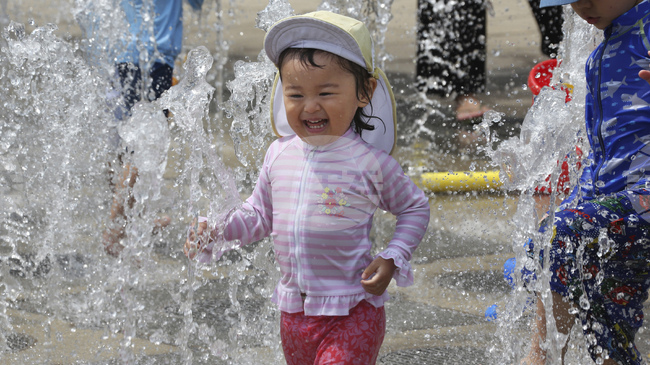 Рекордните над 40 на сто от бащите с малки деца в Япония са взели отпуск по бащинство през 2024 г.