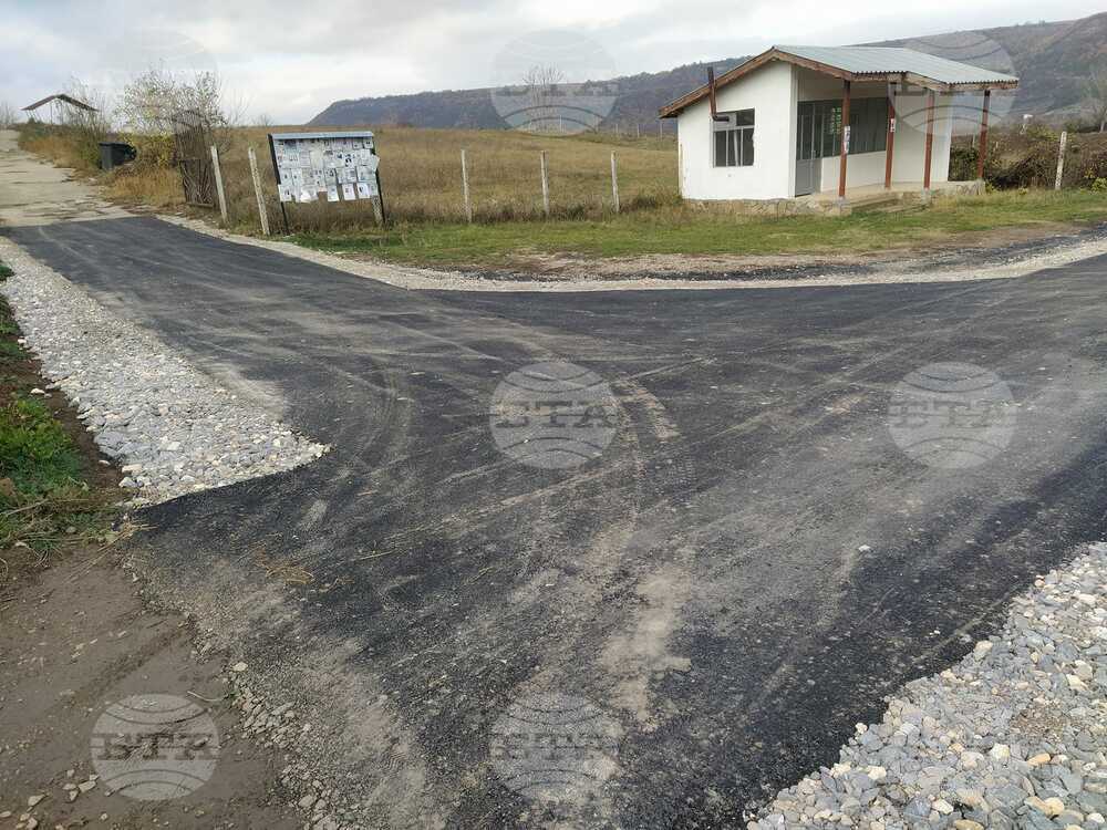 Асфалтирани са алеите до двата гробищни парка в град Опака