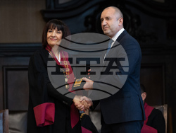 Румен Радев удостои с Почетния знак на държавния глава Факултета по журналистика и масова комуникация 