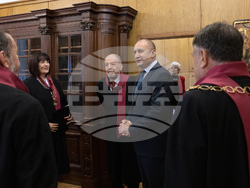 Румен Радев удостои с Почетния знак на държавния глава Факултета по журналистика и масова комуникация 