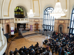 Румен Радев удостои с Почетния знак на държавния глава Факултета по журналистика и масова комуникация 