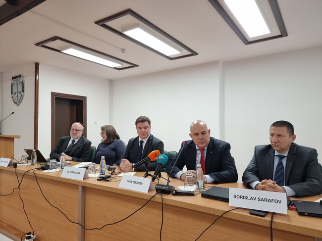 Българската прокуратурата ще възстановява специализацията в окръжните прокуратури, заяви Иван Гешев