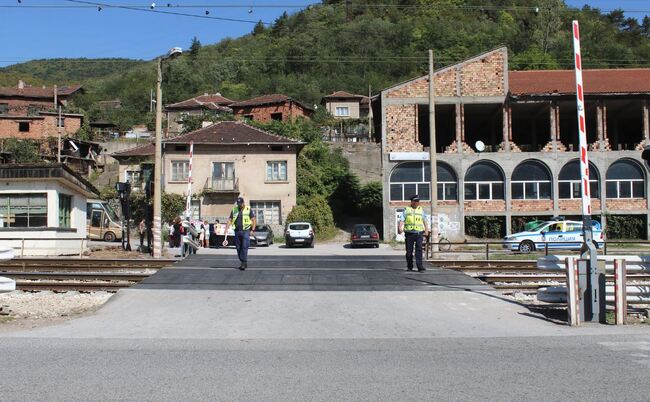 Община Мездра: Поради подмяна на еластична настилка на железопътни прелези временно ще бъде преустановено движението на ППС през двата жп прелези в село Зверино 