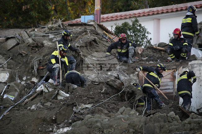 Двама души загинаха при кални свлачища в Северна Италия