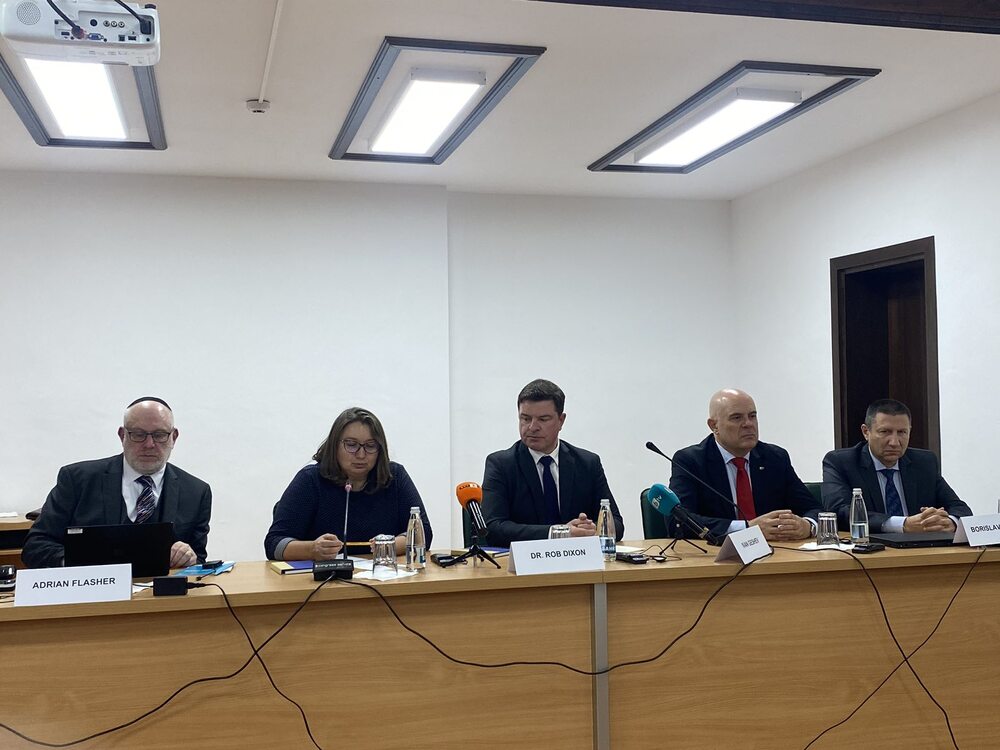 Прокуратура на Република България: Главният прокурор Иван Гешев и посланикът на Великобритания Роб Диксън откриха в Цигов чарк конференция за обучение на български магистрати на тема „Киберпрестъпност“