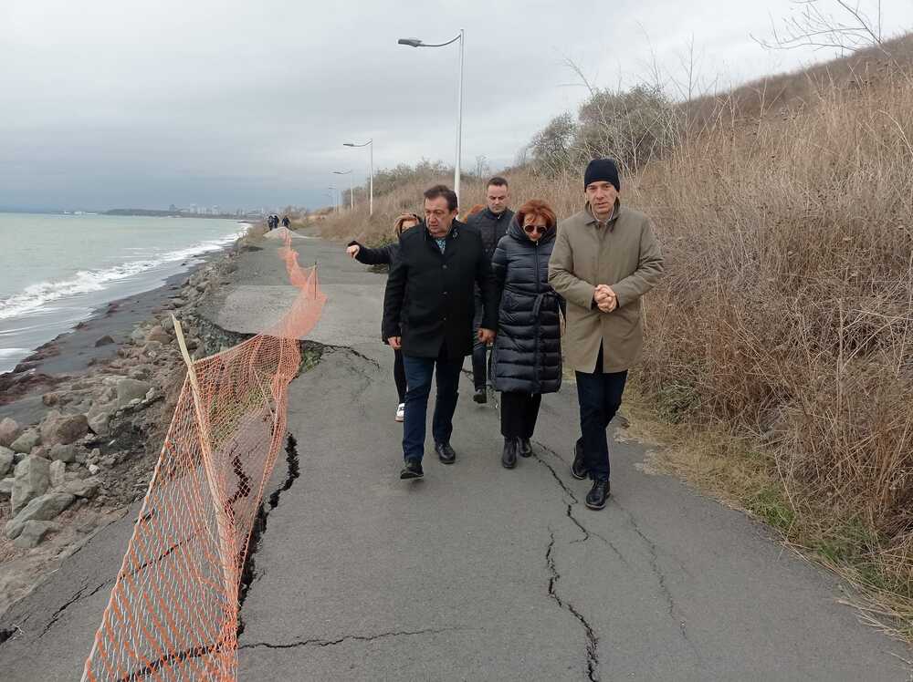 МРРБ: Министър Иван Шишков при инспекция на спортната зала в Бургас: Решението на Конституционния съд за парите на пътните фирми не ме учудва