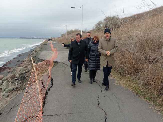 МРРБ: Министър Иван Шишков при инспекция на спортната зала в Бургас: Решението на Конституционния съд за парите на пътните фирми не ме учудва