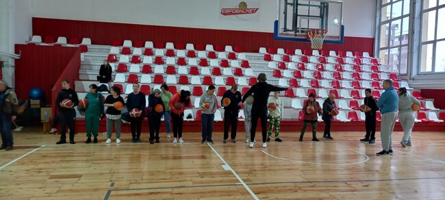 Община Благоевград: С грижа за хората в неравностойно положение! Лица с увреждания, потребители на социални услуги в Благоевград с тренировки по баскетбол в обновената спортна зала в СК „Пирин“