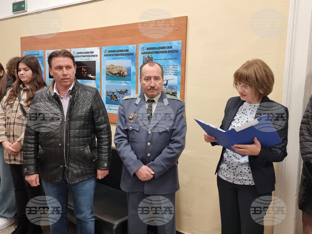 В Плевен е представена фотоизложбата "Авиационни делници"