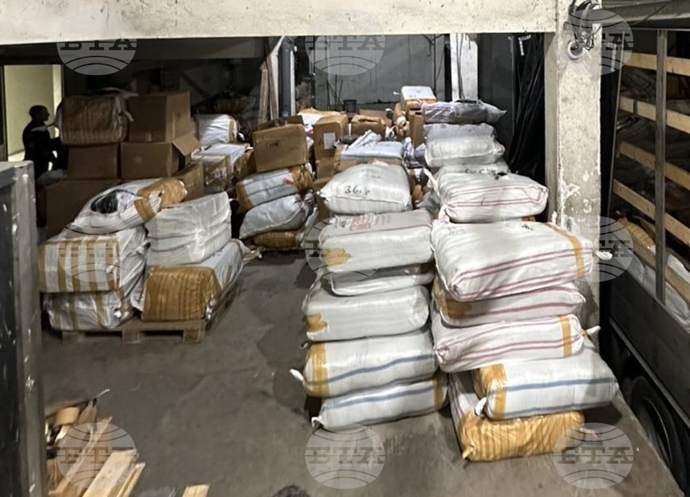 Задържаха рекордно количество от над 100 хиляди "маркови" облекла на ГКПП "Лесово"